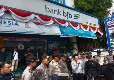  Terkait Dugaan Pengalihan Agunan Kredit, Massa Gelar Aksi di Bank BJB Pekanbaru